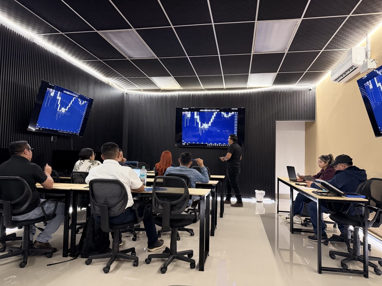 Clase presencial de trading en TX Academy San Salvador